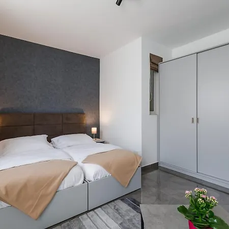 Duplexpenthouse Seafront With Hot Tub By Homely *